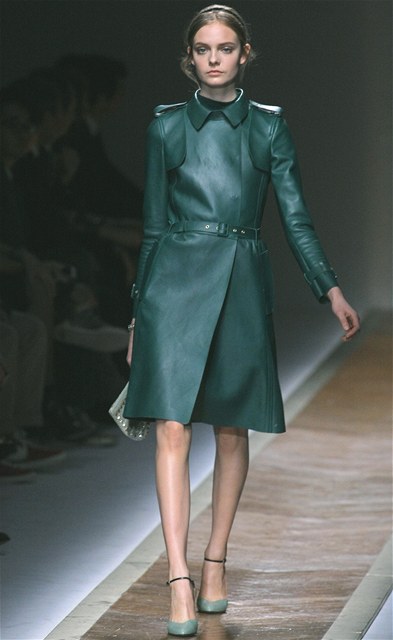 Modelka předvádí plášť z kolekce Valentino.