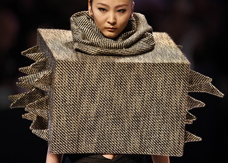 Mladí designeři představili v Číně své módní kreace.