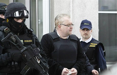 Podnikatel Roman Vakj odsouzený za rozsáhlé daové úniky byl 28. bezna na esko-rakouském pechodu pedán do R.