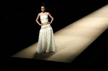 Návrhář Li Xiaoyan: modelka předvedla model na týdnu módy v Pekingu.