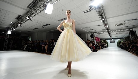Modelka předvádí šaty od makedonského návrháře Kokev-Kadriua.