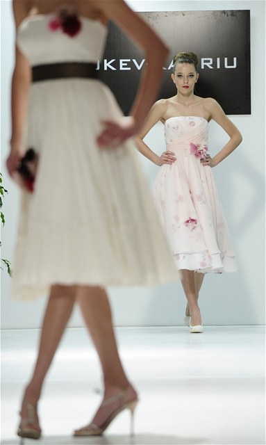 Modelky předvádějí šaty od makedonského návrháře Kokev-Kadriua.
