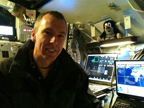 Andrew Feustel s Krtečkem na palubě trenažéru raketoplánu v Houstonu. (22: 3. 2011)