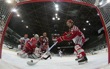 Tinec - Slavia (Vondrka odpaluje kotou z brankov ry).