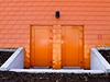 Oranová barva kontrastuje s edým betonem Fakulty architektury VUT.