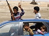 Dti libyjských vzbouenc slaví znovudobytí msta Adedabíja