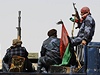 Libyjtí rebelové slaví odchod Kaddáfího jednotek z Adedabíji. 