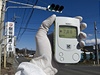 Pracovník Greenpeace s Geigerovým mícím pístrojem v mst 40 kilometr vzdáleným od jaderné elektrárny Fukuima