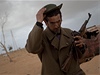 Povstalec proti Kaddáfímu si upravuje klobouk u msta Adedábíja jin od Benghází.