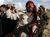 Libyjský vzbouenec slaví po spojeneckých náletech u Benghází.