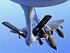 Francouzský letoun Mirage 2000 si dopluje palivo za letu.