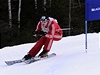 Skokan Roman Koudelka v obím slalomu. Jen si nepekousnout jazyk.