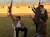 Vládní vojáci ped Kaddáfího sídlem v Tripolisu