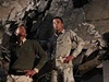 Libyjtí vojáci u budovy v Kaddáfího rezidenci, kterou zniila raketa spojenc.