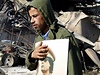 Libyjec s portrétem Kaddáfího v ulicích Tripolisu