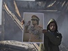 Libyjec s Kaddáfího portrétem v ulicích Tripolisu