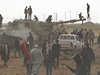 Libyjci mezi troskami Kaddáfího tank na silnici mezi Benghází a Adedábíjou