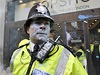 Policisty v Londýn zasáhla barva, kterou demonstranti házeli na obchody.