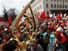 Na demonstraci v Sofii se objevil i komunistický symbol srpu a kladiva.