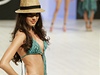 Modelky prezentují letní modely návrháe Ondy de Mar bhem fashion week v Kolumbii. 