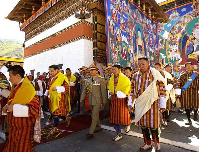 Pátý bhútánský král (druhý zleva)