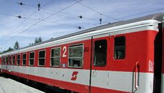 Srážka vlaku a osobního vozu zabila v Rakousku pět lidí, z toho tři děti