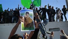 Britové rušili nálety, Kaddáfí prý používá civilisty jako živé štíty