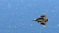 Francouzsk� st�ha�ka Rafale se p�ipravuje na p�ist�n� na Korsice.