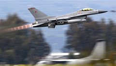 Dánská stíhaka  F-16 startuje ze základny na Sicílii.