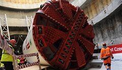 Stavai si prohlíejí nový stroj TBM , kterým bude raena trasa praského metra V.A. (Dejvická - Motol). 