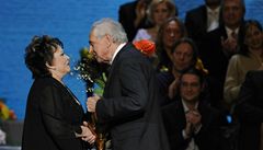 Ji�ina Bohdalová p�ebírá cenu Thálie za celo�ivotní mistrovství.