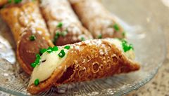 Tradiní sicilská pochoutka cannoli, tedy trubika plnná sladkým sýrem ricottou nebo okoládou z cukrárny Venieor´s, která patí k nejznámjím v New Yorku