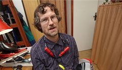 Geolog Radek Mikulá� s bodci na vypro�t�ní z ledu kolem krku. 