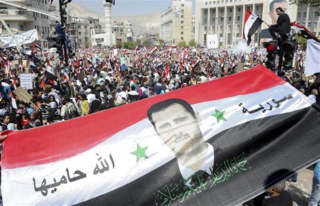 Stoupenci syrského prezidenta Baára Asada se vera shromádili v centru Damaku. 