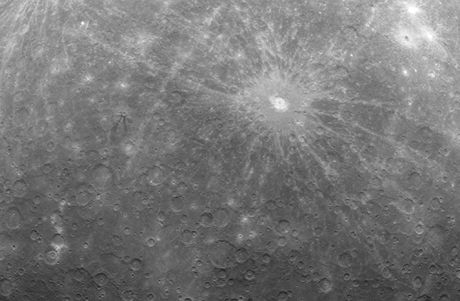 Snímek MESSENGERu, kde je na planet Merkur zachycen kráter Debussy o prmru asi 80 kilometr