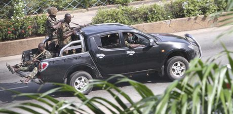 Vojáci loajální k Laurentovi Gbagbovi hlídkují v ulicích Abidanu