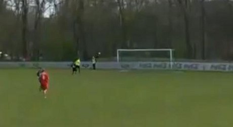 Mladý gólman dal gól přes celé hřiště.