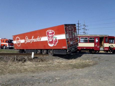 Asi 25 lid se zranilo pi srce osobnho vlaku s kamionem ve Velkch Hoticch na Opavsku