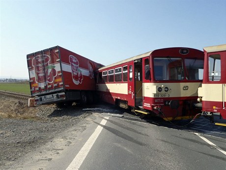 Asi 25 lidí se zranilo pi sráce osobního vlaku s kamionem ve Velkých Hoticích na Opavsku