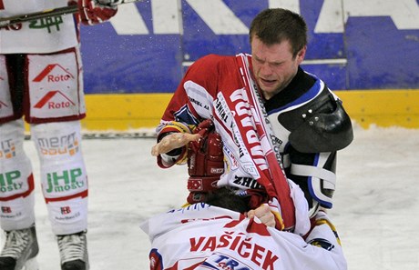 Slavia - Tinec (Jií Vaíek a Václav Varaa pi bitce)