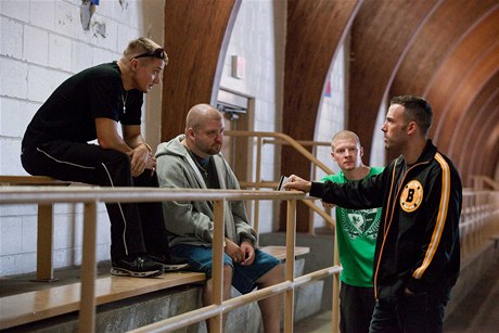 Nejlepí bostonský gang plánuje dalí akci (úpln vpravo Ben Affleck jako Doug, úpln vlevo Jeremy Renner jako James)