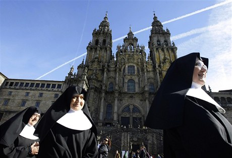 Řádové sestry v cíli mnohasetkilometrové poutě - v Santiagu de Compostela