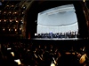 Desítky zamstnanc Státní opery Praha protestovaly 15. bezna ped uvedením opery La Traviata proti sluování Státní opery a Národního divadla a odvolání editele Radima Dolanského. 