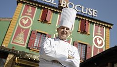 Francouz Paul Bocuse pózuje ped svou restaurací L'Auberge v Collonges-au-Mont-d'Or nedaleko Lyonu. Ta byla ocenna ocenna temi prestiními hvzdikami Michelinova prvodce