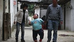 Lu na procházce s rodi�i.