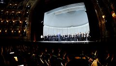Desítky zamstnanc Státní opery Praha protestovaly 15. bezna ped uvedením opery La Traviata proti sluování Státní opery a Národního divadla a odvolání editele Radima Dolanského. 