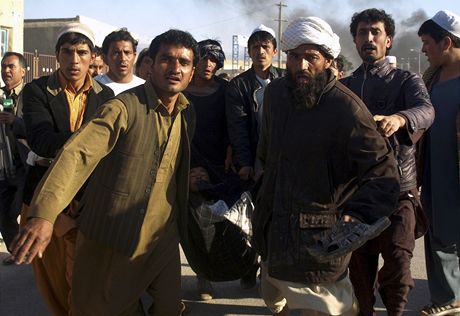 Afghánci nesou mue zranného bhem demonstrací (ilustraní foto)