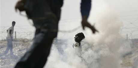 Palestinci utíkají ped slzným plynem (ilustraní foto)