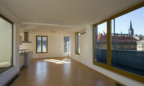 Nadstandardn veliké byty v posledním pate dopluje prbný balkon a vnitní atria