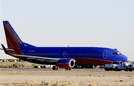 V pátek na palub Boeingu 737 spolenosti Southwest Airlines letícího z Phoenixu do Sacramenta v Kalifornii nastala náhlá dekomprese. Píina pokození trupu letounu není podle spolenosti zatím známá.